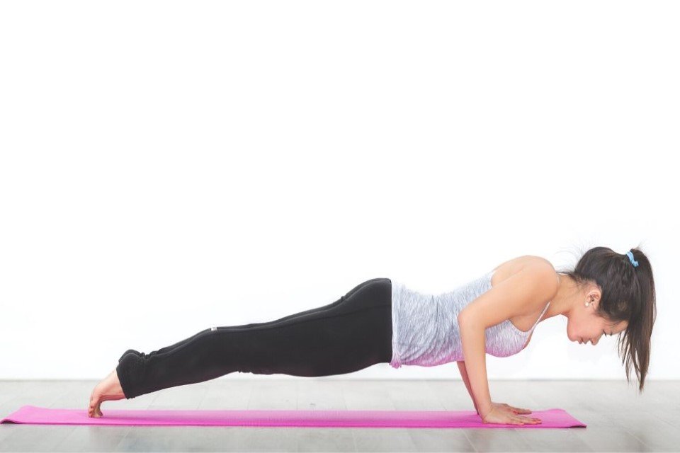 Chica realizando flexión